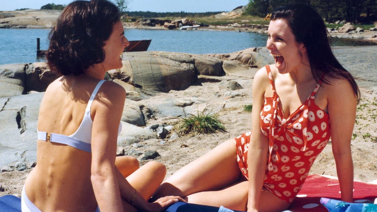 Underbara kvinnor vid vatten